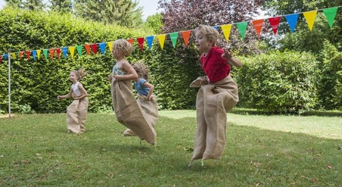 corrida-do-saco-uma-das-brincadeiras-de-festa-junina