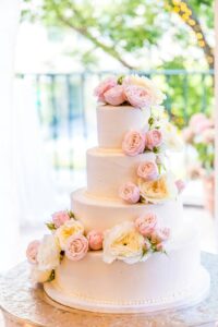 bolo-branco-com-flores-casamento